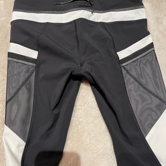 Lululemon crop legging , SIZE 6 - Picture 3 of 10